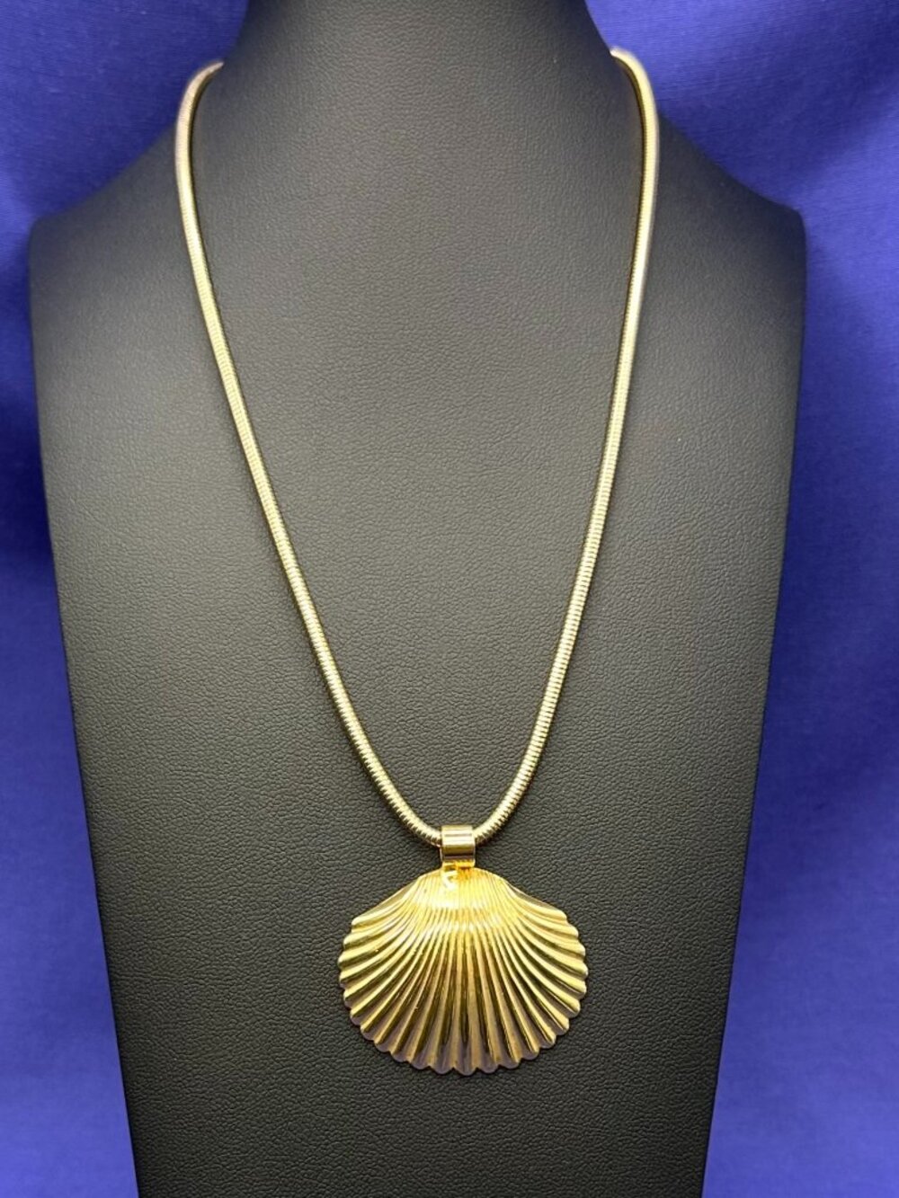 Gold-Plated Shell Pendant Choker Necklace